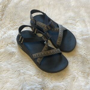 Woman’s black and white Chaco Z/1!